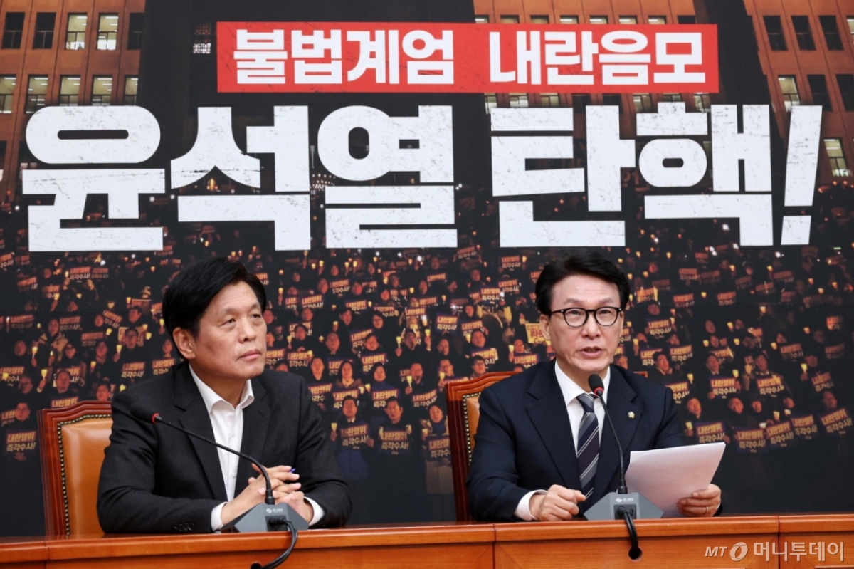 윤석열 대통령 탄핵소추안 표결일인 지난해 12월 7일 오전 서울 여의도 국회에서 김민석(오른쪽) 더불어민주당 최고위원과 조승래 수석 대변인이 윤석열 대통령 담화 관련 브리핑을 하고 있다. /사진=뉴시스