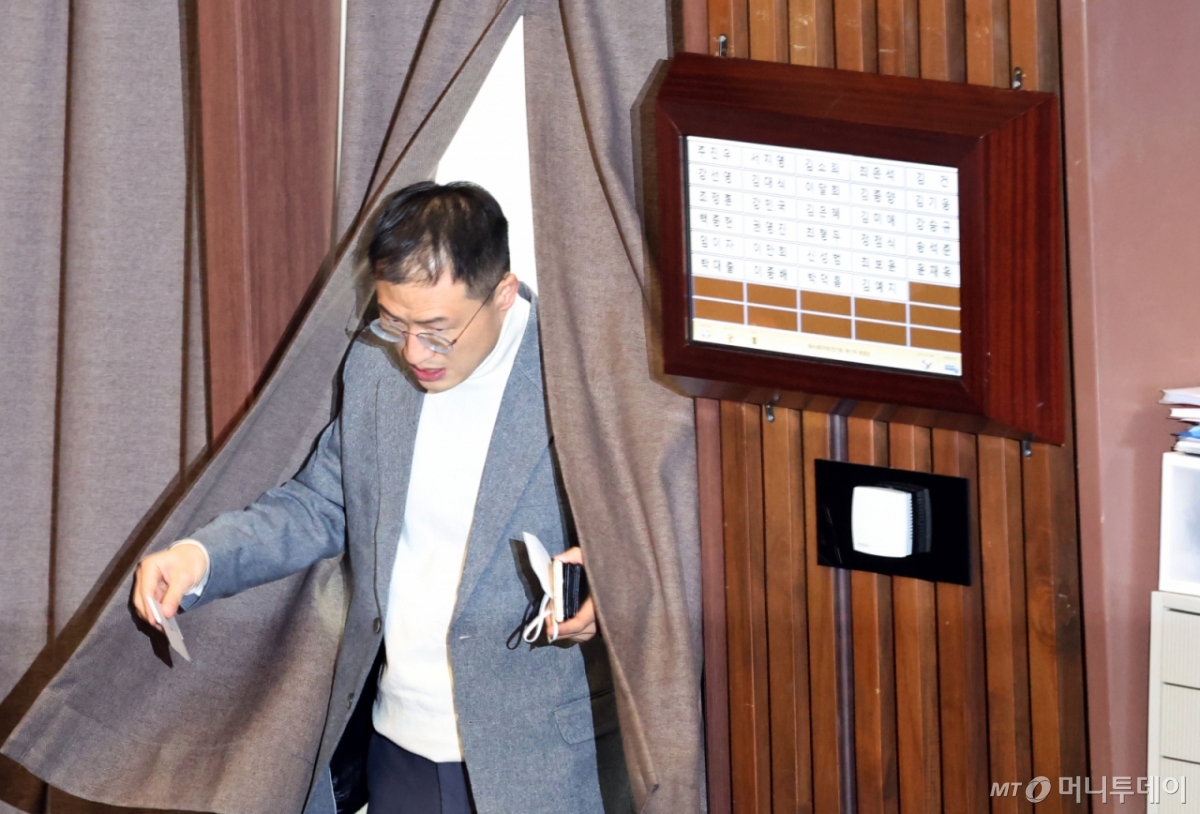 김상욱 국민의힘 의원이 지난해 12월 7일 서울 여의도 국회에서 김건희 여사 특검 및 윤석열 대통령 탄핵소추안을 안건으로 열린 제418회 국회(정기회) 제17차 본회의에서 대통령 탄핵소추안 기표 후 투표함으로 향하고 있다. /사진=뉴시스