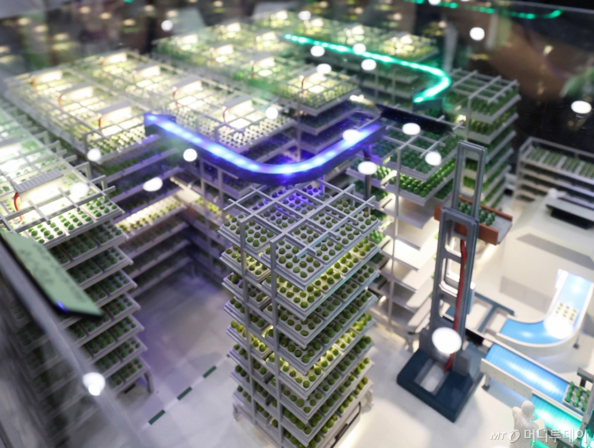 지속가능한 미래 농업을 위한 로봇 수직농장 시스템 모형./사진=뉴시1.