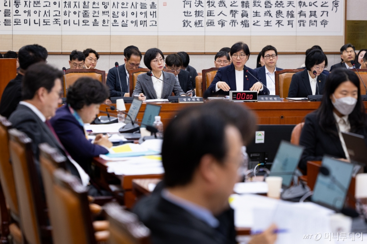 정은경 보건복지부 장관이 26일 서울 여의도 국회에서 열린 제429회 국회(정기회) 법제사법위원회 제15차 전체회의에서 의원 질의에 답하고 있다./사진=뉴스1