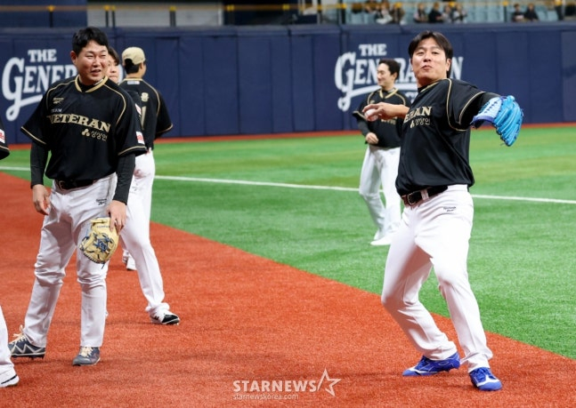 캐치볼을 하고 있는 강민호. /사진=강영조 선임기자