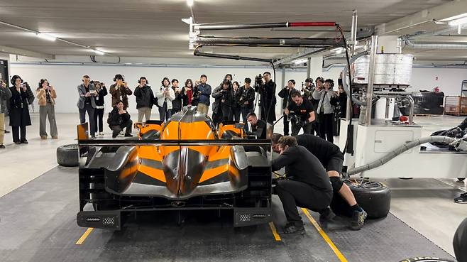지난 20일(현지시간) 프랑스 폴 리카르 서킷 인근 GMR 워크샵 지하에서 엔지니어들이 피트스탑을 시연하고 있다./사진= 임찬영 기자