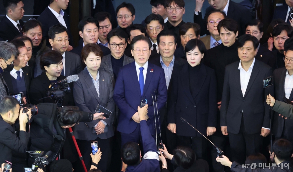 [서울=뉴시스] 권창회 기자 = 윤석열 대통령이 긴급 대국민 담화를 통해 비상계엄령을 발표한 가운데 4일 서울 여의도 국회에서 비상계엄해제요구안이 가결된 뒤 이재명 더불어민주당 대표가 발언하고 있다. 2024.12.04. kch0523@newsis.com /사진=권창회