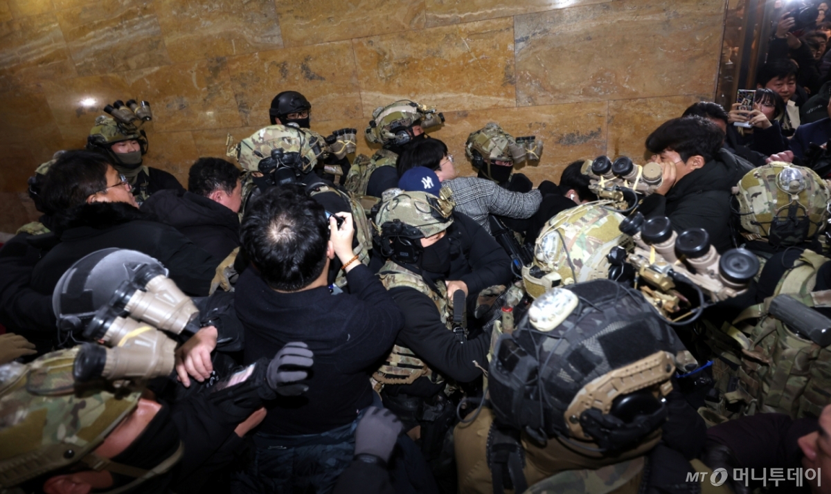 [서울=뉴시스] 조성봉 기자 = 윤석열 대통령이 긴급 대국민 담화를 통해 비상계엄령을 발표한 가운데 4일 서울 여의도 국회 내부로 계엄군이 진입하고 있다. 2024.12.04. suncho21@newsis.com /사진=조성봉