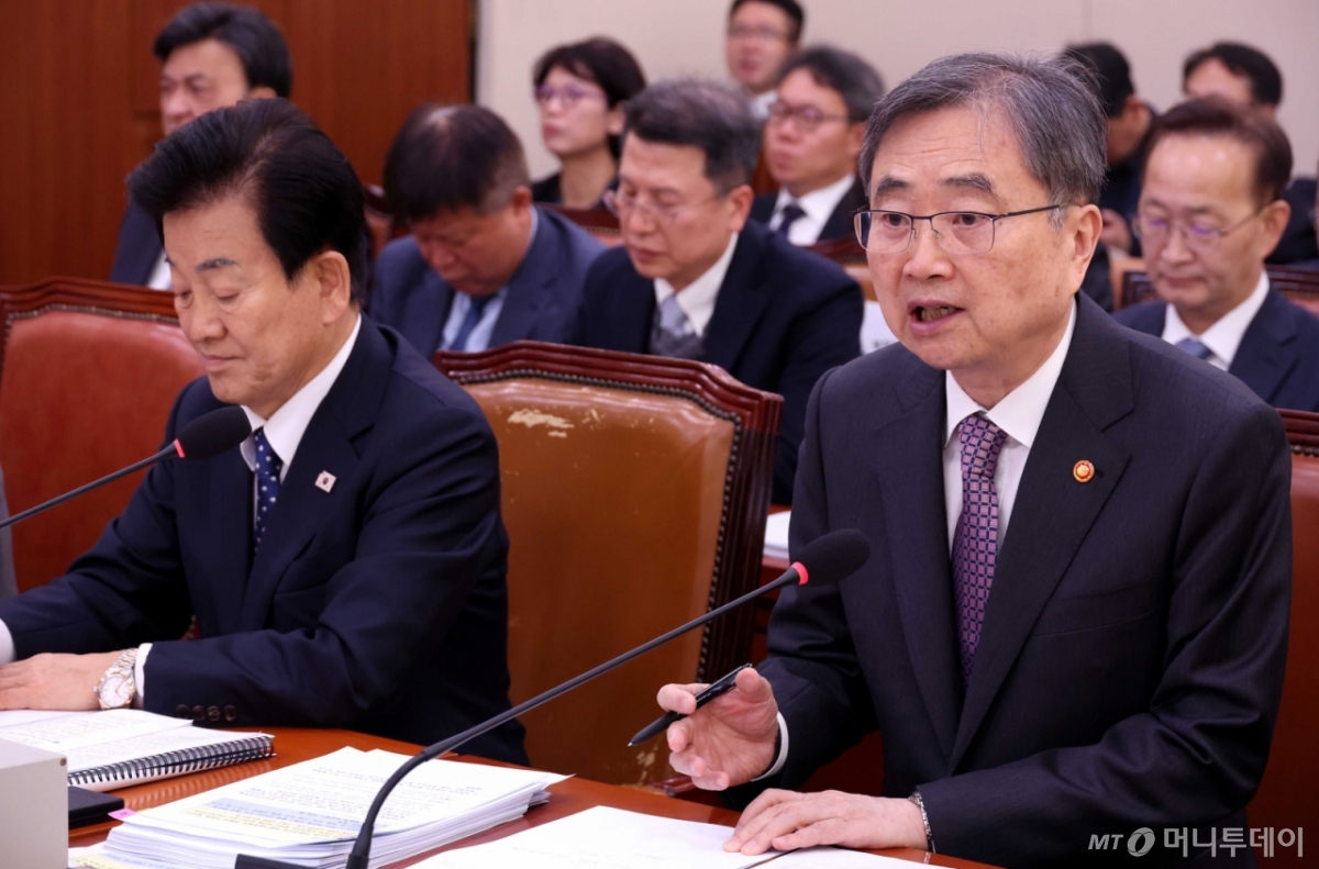 [서울=뉴시스] 조성봉 기자= 조현 외교부 장관이 28일 오전 서울 여의도 국회에서 열린 외교통일위원회 전체회의에서 의원 질의에 답변하고 있다. 2025.11.28. 