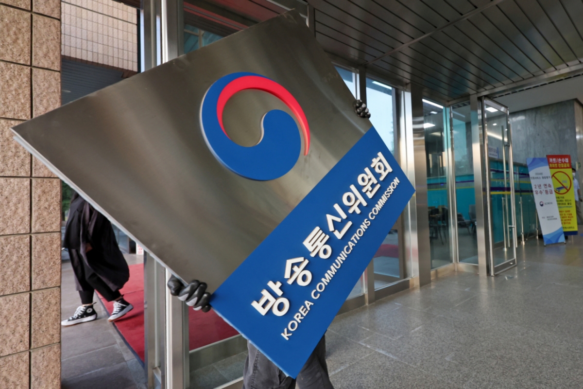 경기도 과천시 정부과천청사에서 관계자가 방송통신위원회 현판 철거 작업을 하고 있다. 정부는 전날 이재명 대통령 주재로 열린 국무회의에서 지난 2008년 출범한 방송통신위원회를 폐지하고 방송미디어통신위원회(방미통위)를 설치하는 내용의 방미통위 설치법을 의결했다. /사진=뉴시스