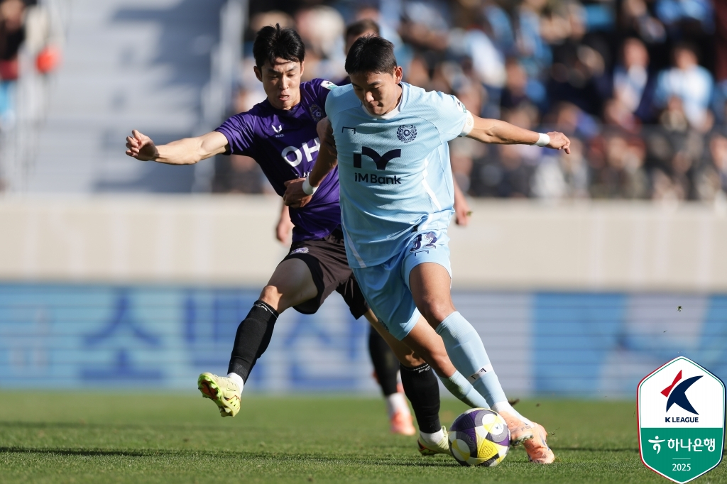 치열한 볼 경합을 펼치고 있는 FC안양 강지훈과 대구FC 정치인. /사진=한국프로축구연맹 제공