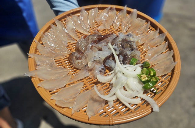 지난 8월 한 소비자가 오징어 난전에서 구입한 오징어회 5만6000원어치./사진=속초시청 자유게시판 