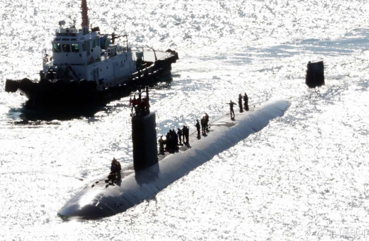 [부산=뉴시스] 하경민 기자 = 미국 해군의 로스앤젤레스급 핵추진 잠수함인 '알렉산드리아함'(SSN-757·6900t급)이 10일 오전 부산 남구 해군작전사령부 부산작전기지에 입항하고 있다.  국내에 처음 입항하는 이 잠수함은 길이 110m, 폭 10m, 승조원 140여 명이며, 잠수한 채 시속 45㎞ 이상의 속도로 항해할 수 있는 것으로 알려졌다. 2025.02.10. 