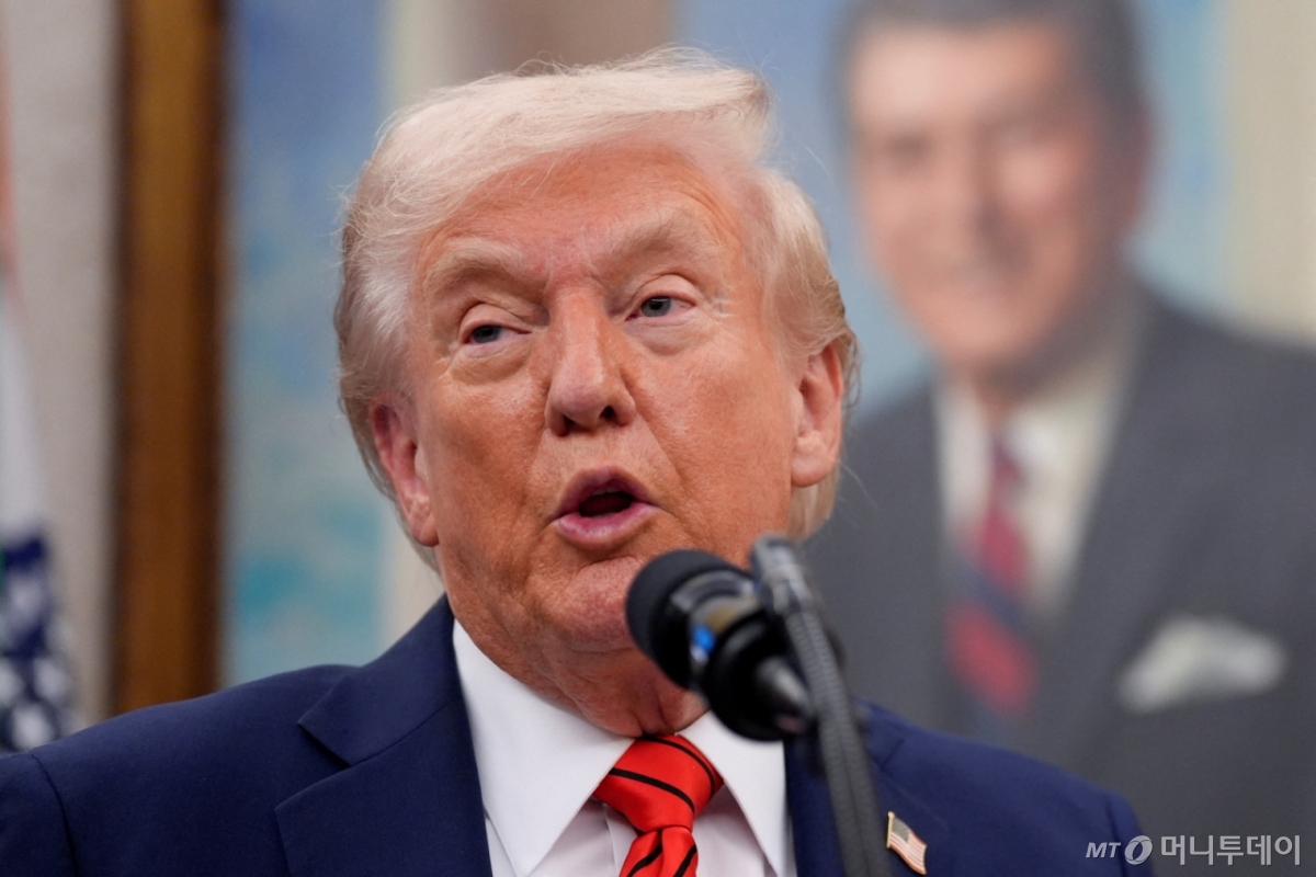 도널드 트럼프 미국 대통령이 10일(현지시간) 워싱턴DC 백악관에서 아스트라제네카 약가 인하를 발표하고 있다./사진=(워싱턴DC 로이터=뉴스1) 류정민 특파원
