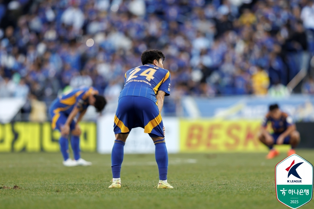 울산 HD 선수단이 30일 울산 문수축구경기장에서 열린 제주 SK전 0-1 패배 후 아쉬워 하고 있다. /사진=한국프로축구연맹 제공