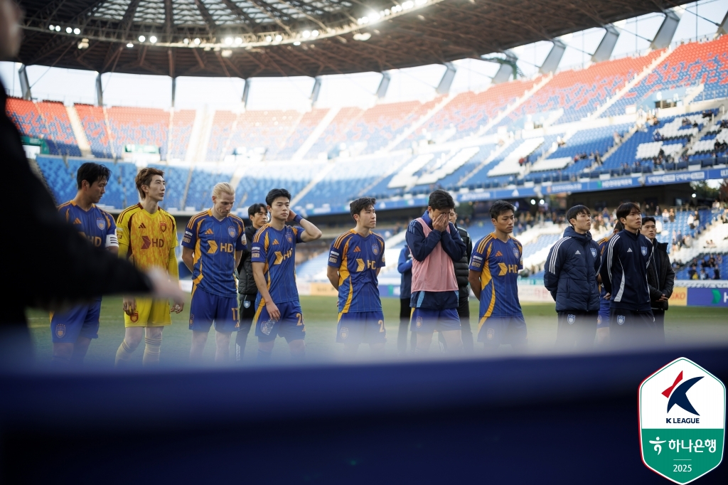 울산 HD 선수단이 30일 울산 문수축구경기장에서 열린 제주 SK전 0-1 패배 후 팬들과 시즌 마지막 인사를 나누고 있다. /사진=한국프로축구연맹 제공