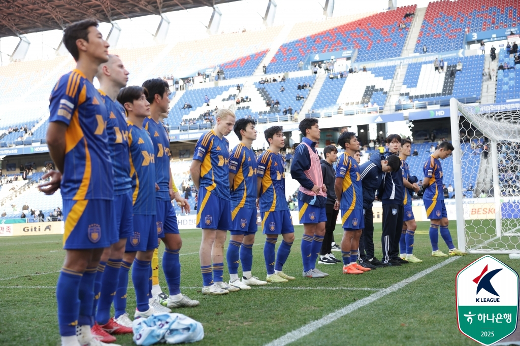 울산 HD 선수단이 30일 울산 문수축구경기장에서 열린 제주 SK전 0-1 패배 후 팬들과 시즌 마지막 인사를 나누고 있다. /사진=한국프로축구연맹 제공