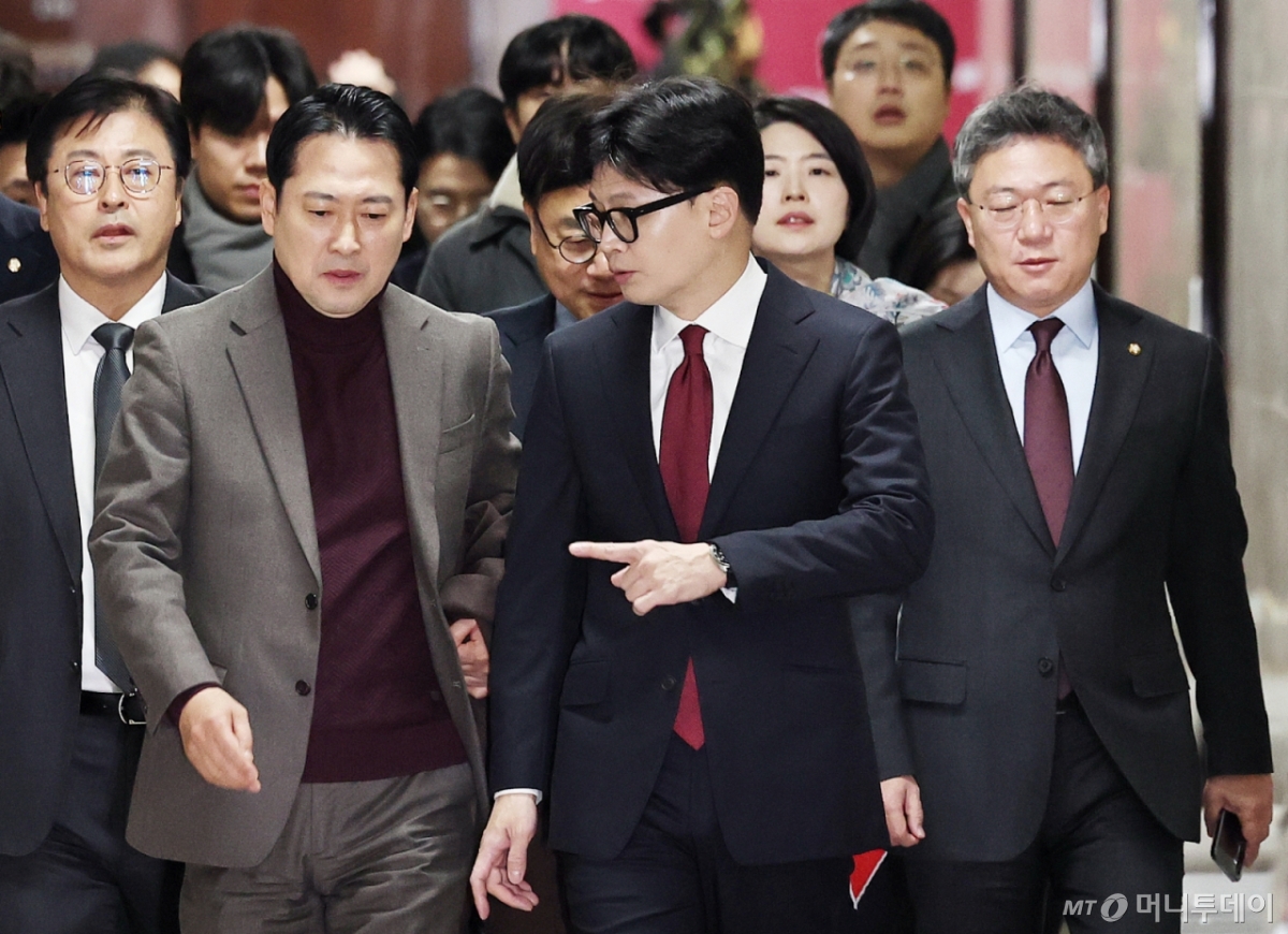 (서울=뉴스1) 구윤성 기자 = 국민의힘 한동훈 대표와 장동혁 최고위원이 12일 오전 서울 여의도 국회에서 열린 최고위원회의에 참석하며 대화하고 있다. 2024.12.12/뉴스1  Copyright © 뉴스1. All rights reserved. 무단 전재 및 재배포,  AI학습 이용 금지. /사진=(서울=뉴스1) 구윤성 기자