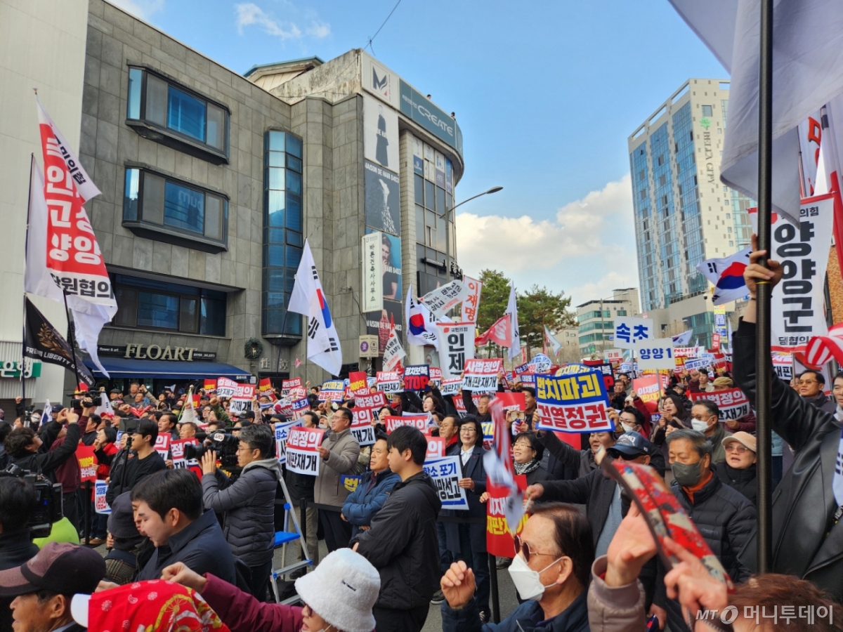 (춘천=뉴스1) 이종재 기자 = 30일 오후 강원 춘천시청 인근에서 국민의힘 '민생회복 법치수호 국민대회 in 강원'이 열리고 있다.   이번 국민대회에는 장동혁 당 대표를 비롯해 최고위원, 정책위의장, 사무총장 등 중앙당 주요 당직자와 강원도내 국회의원 및 당협위원장, 당원 등이 참여했다. 2025.11.30/뉴스1  Copyright © 뉴스1. All rights reserved. 무단 전재 및 재배포,  AI학습 이용 금지. /사진=(춘천=뉴스1) 이종재 기자