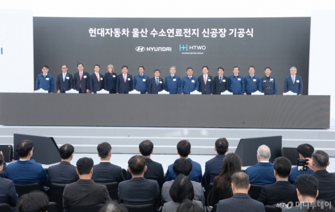 [울산=뉴시스] 배병수 기자 = 30일 오전 울산 북구 현대자동차 수소연료전지 공장부지에서 열린 수소연료전지 공장 기공식에서 참석한 내빈들이 축하 세리머니를 하고 있다.2025.10.30.bbs@newsis.com. /사진=배병수