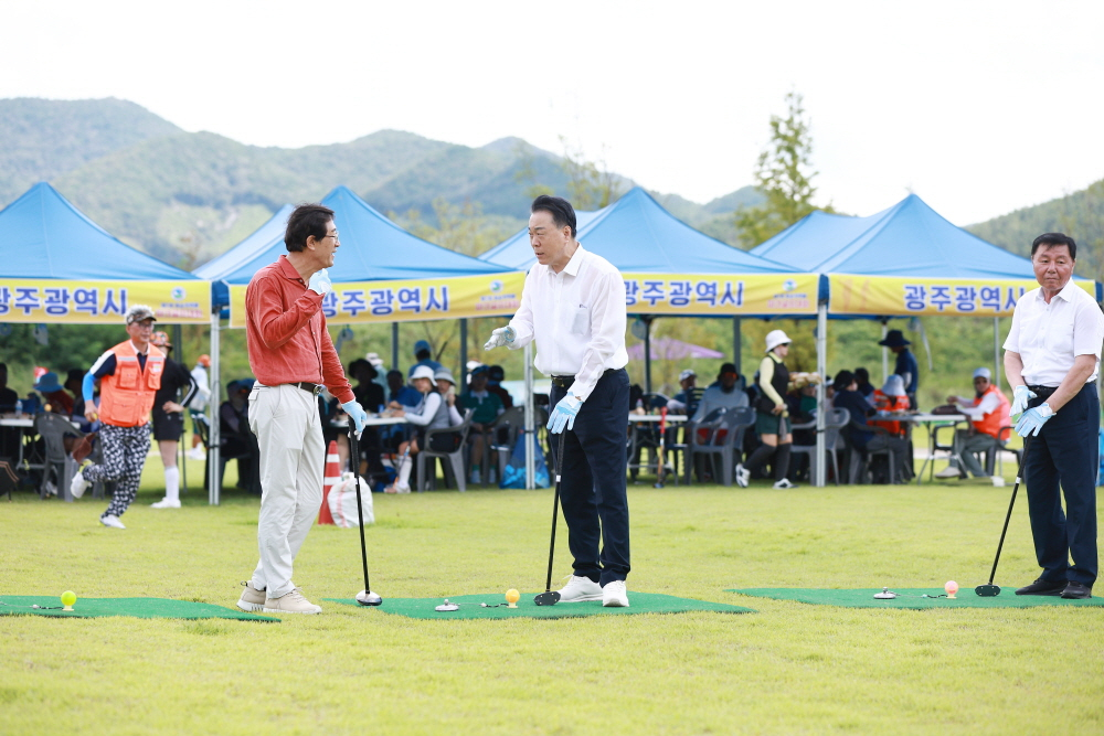 ▲구복규 화순군수가 지난 9월 6일에 열린 '제1회 화순적벽배 파크골프대회'에 참석해 시험 라운딩을 하고 있다/사진제공=화순군