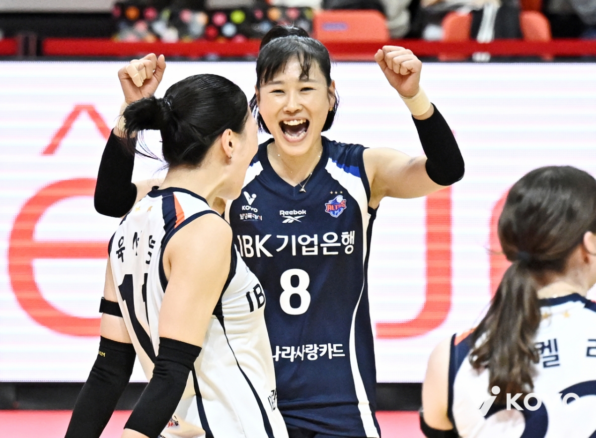 IBK기업은행 임명옥이 광주 페퍼스타디움에서 열린 진에어 2025~2026 여자 프로배구 V-리그 여자부 원정경기 페퍼저축은행전에서 팀 득점 이후 기뻐하고 있다. /사진=한국배구연맹 제공