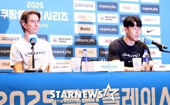 지난 8월 여의도 TWO IFC에서 열린 2025 쿠팡플레이 시리즈 2경기 기자회견 중 손흥민(오른쪽)과 토마스 프랭크 토트넘 홋스퍼 감독. /사진=김진경 대기자
