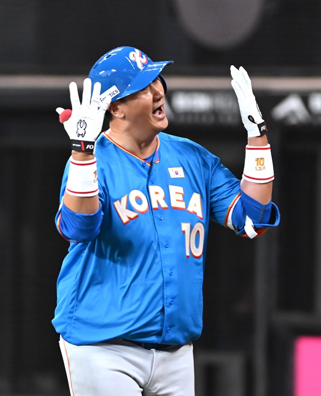 이대호가 30일 일본 홋카이도현 기타히로시마시 에스콘필드 홋카이도에서 열린 '한일 드림 플레이어즈 게임 2025'에서 6회 홈런을 친 후 세리머니를 하고 있다. /사진=사진공동취재단
