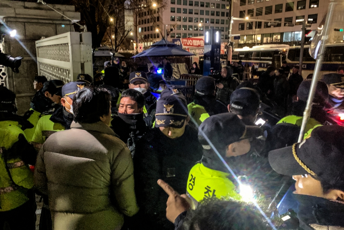  윤석열 대통령이 긴급 대국민 담화를 통해 비상계엄령을 발표한 가운데 3일 서울 여의도 국회 정문 앞에서 경찰들이 국회의원, 의원 보좌진, 취재진들의 출입을 통제하고 있다./사진=뉴시스