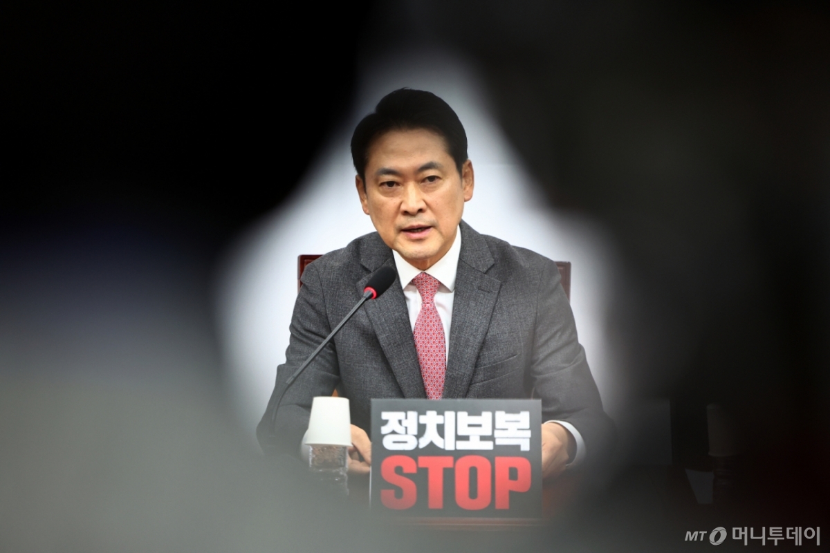 [서울=뉴시스] 김명년 기자 = 장동혁 국민의힘 대표가 1일 오전 서울 여의도 국회에서 열린 최고위원회의에서 발언하고 있다. 2025.12.01. kmn@newsis.com /사진=김명년