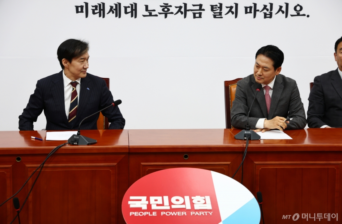 [서울=뉴시스] 김명년 기자 = 장동혁 국민의힘 대표와 조국 조국혁신당 대표가 1일 오전 서울 여의도 국회에서 만나 자리에 앉아 있다. 2025.12.01. kmn@newsis.com /사진=김명년