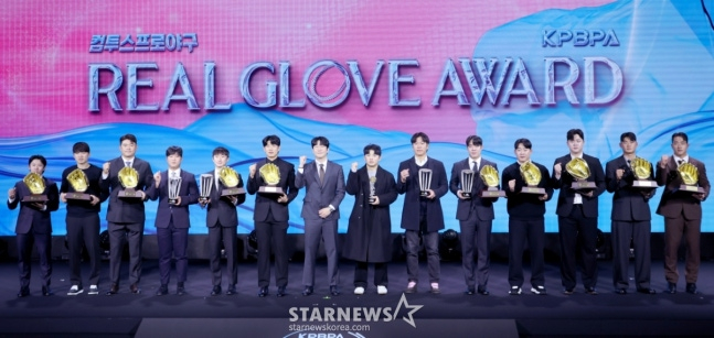 '2025 컴투스프로야구 리얼글러브 어워드(Real Glove Award)'가 1일 서울 광진구 그랜드 워커힐 서울에서 열렸다.  송성문을 비롯한 각 부문 리얼글러브상 수상자들이 기념촬영을 하고 있다.