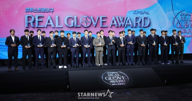 '2025 컴투스프로야구 리얼글러브 어워드(Real Glove Award)'가 1일 서울 광진구 그랜드 워커힐 서울에서 열렸다.  퓨처스 부문 수상자들이 기념촬영을 하고 있다.
