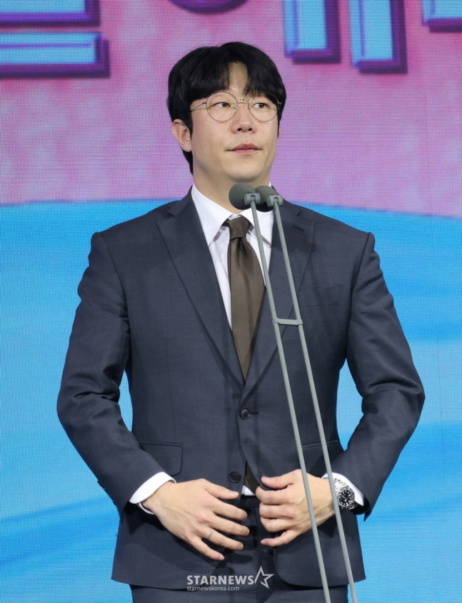 '2025 컴투스프로야구 리얼글러브 어워드(Real Glove Award)'가 1일 서울 광진구 그랜드 워커힐 서울에서 열렸다.  양현종 선수협회장이 인사말을 하고 있다.