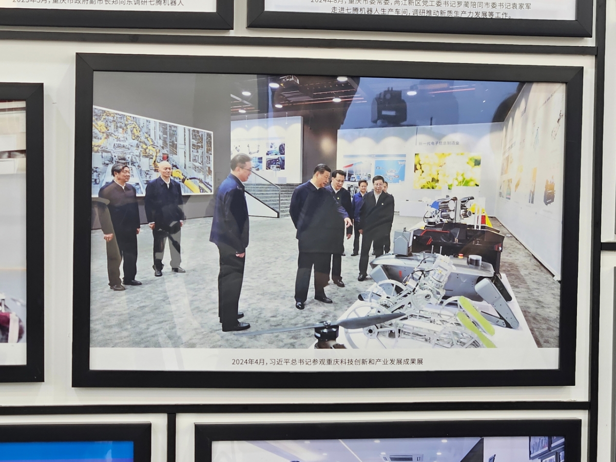 치텅 본사에 전시된 시진핑 중국 국가주석의 회사 방문 사진/사진=안정준 특파원