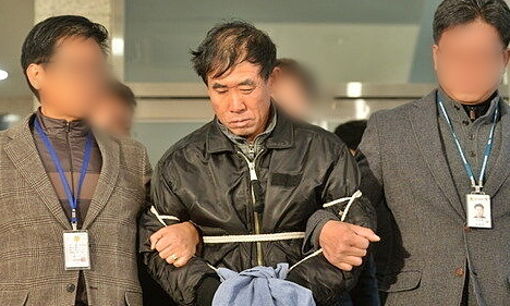 박춘풍이 2014년 12월 14일 수원서부경찰서에서 수원지방법원으로 영장실질심사를 받기 위해 이동하던 모습./사진=뉴스1