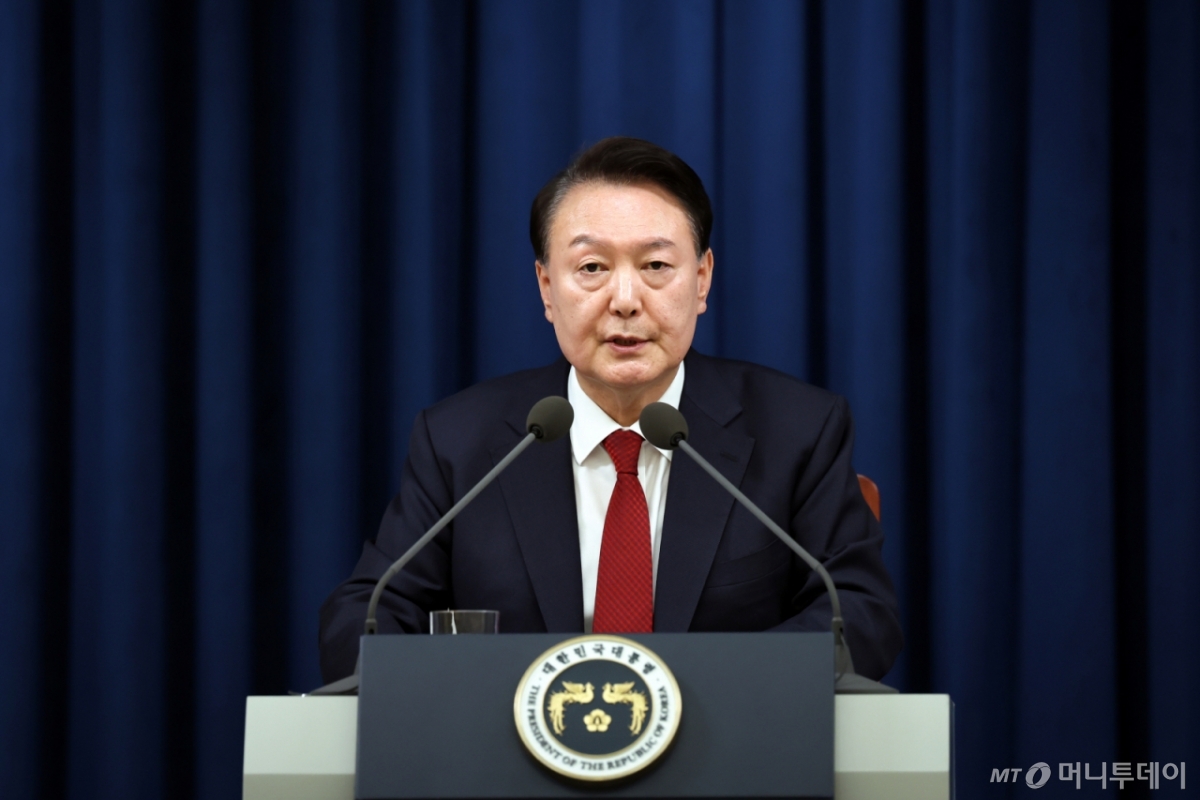 윤석열 전 대통령이 지난해 12월3일 서울 용산 대통령실 청사에서 긴급 대국민 특별 담화를 발표하고 있다. 윤 전 대통령은 당시 "파렴치한 종북 반국가 세력들을 일거에 척결하고 자유 헌정질서를 지키기 위해 비상계엄을 선포한다"고 했다. / 사진=대통령실