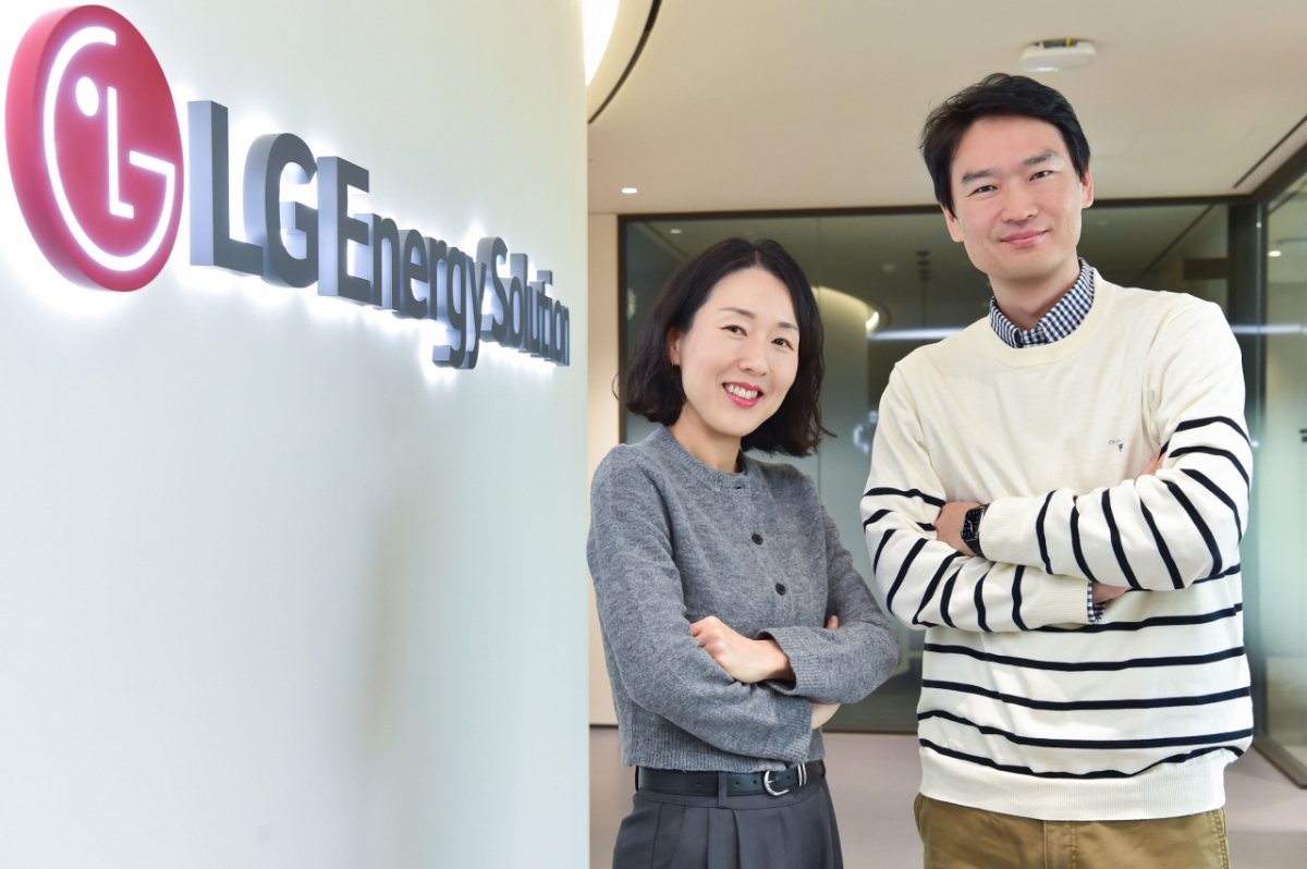 왼쪽부터 LG에너지솔루션 BMS개발그룹 BMTS기술개발팀 곽연미 책임, 권동근 팀장./사진제공=LG에너지솔루션 