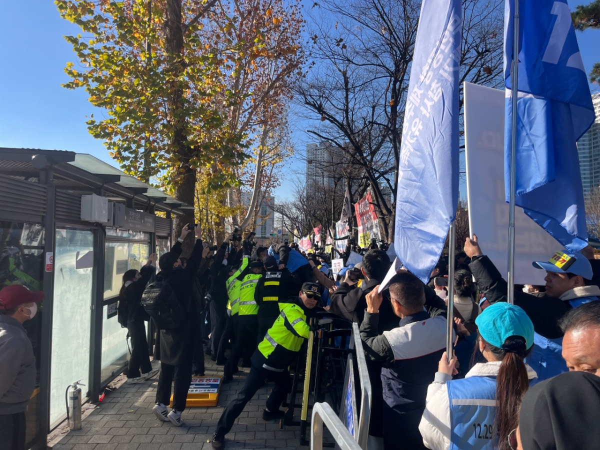 1일 오후 서울 용산구 대통령실 앞에서 제주항공 참사 유가족과 경찰이 대치하고 있는 모습./사진=이정우 기자.