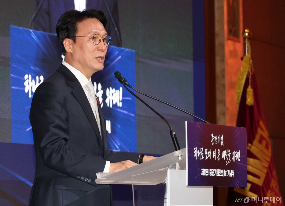 (서울=뉴스1) 청사사진기자단 = 김민석 국무총리가 1일 오전 서울 중구 소공동 롯데호텔에서 열린 제11회 중견기업인의 날 기념식에 참석해 축사를 하고 있다. 2025.12.1/뉴스1 Copyright © 뉴스1. All rights reserved. 무단 전재 및 재배포, AI학습 이용 금지. /사진=(서울=뉴스1) 청사사진기자단