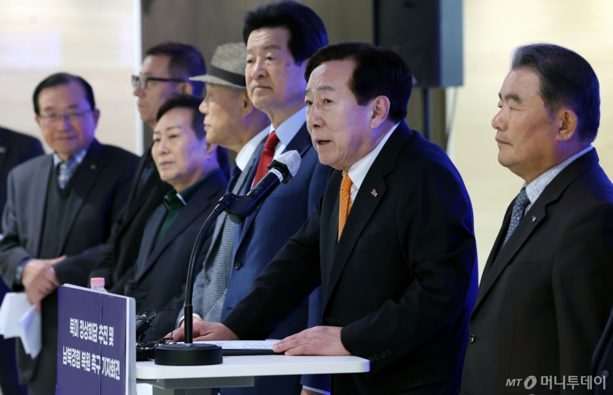 [서울=뉴시스] 홍효식 기자 = 김기문 중소기업중앙회 회장이 28일 서울 영등포구 중소기업중앙회에서 열린 북미 정상회담 추진 및 남북경협 복원 촉구 기자회견에서 역대 개성공단기업협회장들과 참석해 발언하고 있다. 2025.10.28. yesphoto@newsis.com /사진=홍효식