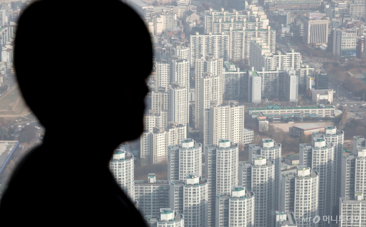 (서울=뉴스1) 장수영 기자 = 30일 오전 서울 송파구 서울스카이에서 서울의 아파트 단지가 보이고 있다.   국토교통부 실거래가 시스템에 따르면 올해 11월까지 서울 아파트 거래 건수(이하 공공기관 매수 제외) 7만 5339건 가운데 현재까지 해제 신고가 이뤄진 경우는 총 5598건으로 전체 계약의 7.4%에 달했다.   이는 계약 해제 여부가 공개되기 시작한 2020년 이후 가장 높은 수치다.  2025.11.30/뉴스1  Copyright © 뉴스1. All rights reserved. 무단 전재 및 재배포,  AI학습 이용 금지. /사진=(서울=뉴스1) 장수영 기자