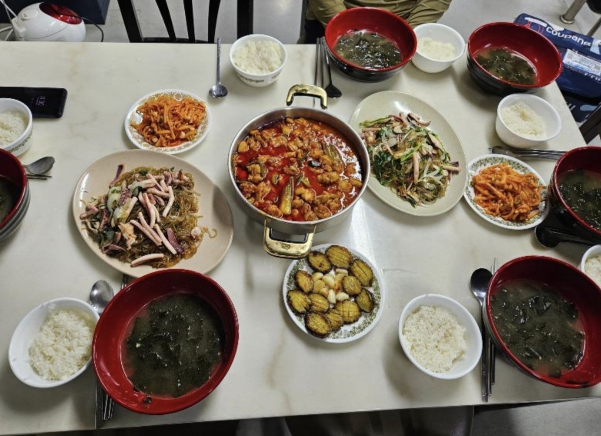 고물가 시대 속 직장인들 사이에서 '3000원짜리 점심'이 큰 화제다./사진=온라인 커뮤니티 갈무리 