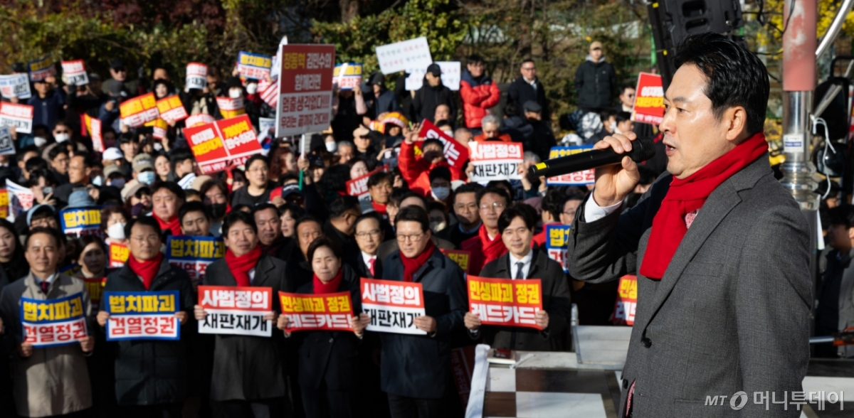 (인천=뉴스1) 유승관 기자 = 장동혁 국민의힘 대표가 1일 인천 미추홀구 주안역 앞에서 열린 민생회복 법치수호 인천 국민대회에서 연설하고 있다. 2025.12.1/뉴스1 Copyright © 뉴스1. All rights reserved. 무단 전재 및 재배포, AI학습 이용 금지. /사진=(인천=뉴스1) 유승관 기자