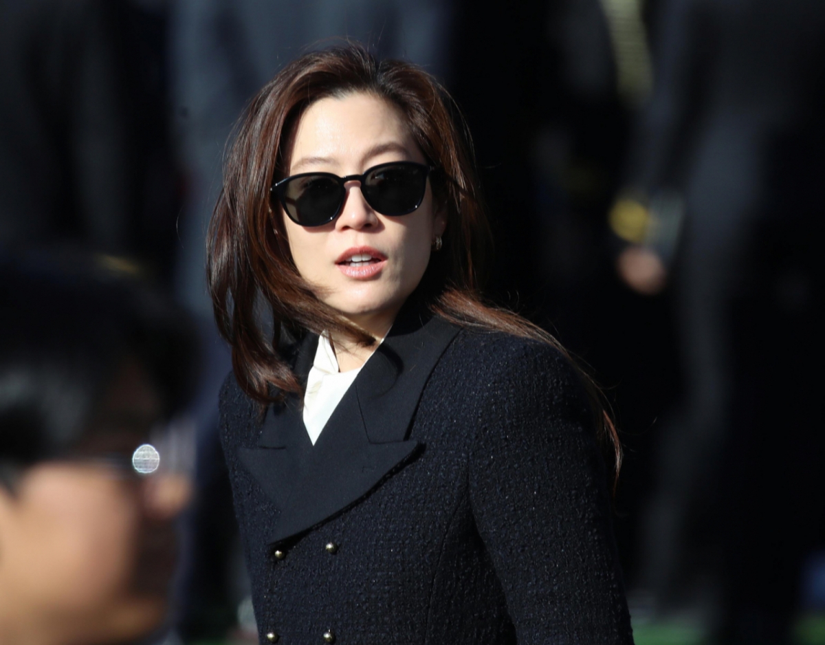 "분위기 압도적"...임세령 올블랙 패션에 쏠린 눈, 품절사태도 - 뉴스 썸네일 이미지