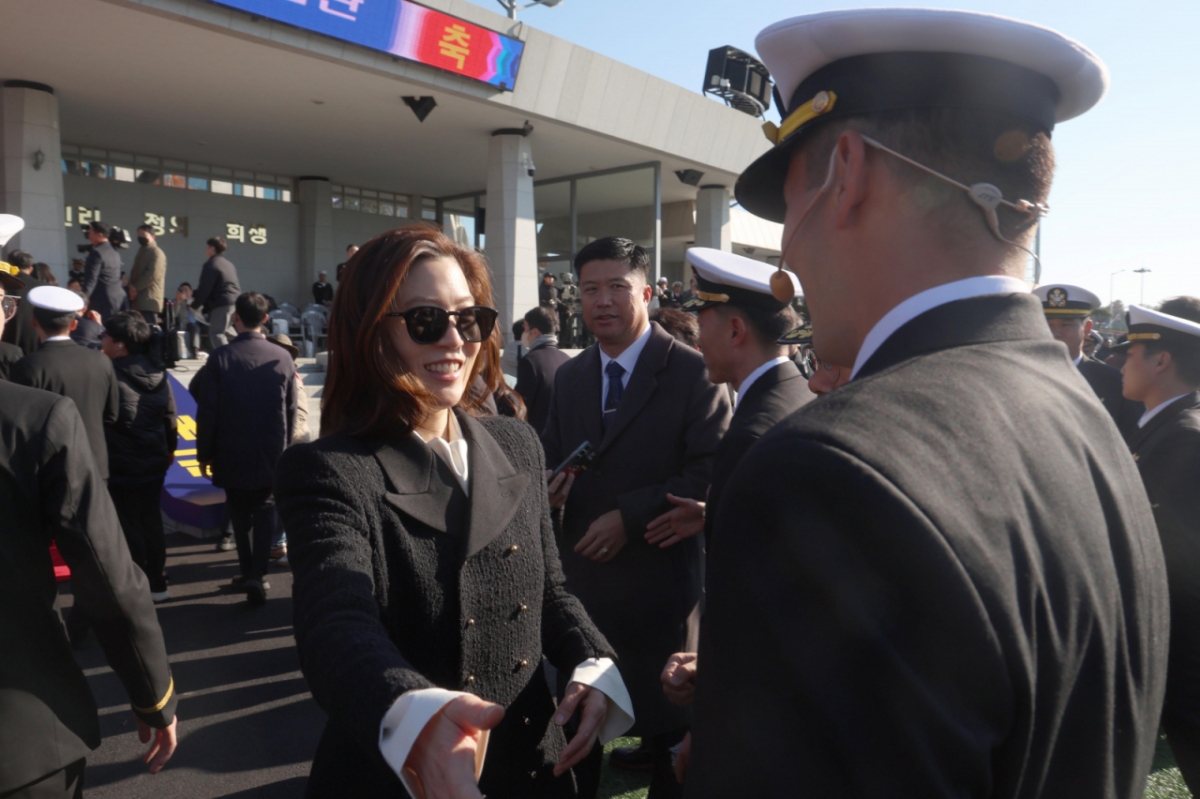 임세령 대상홀딩스 부회장이 지난달 28일 경남 창원시 해군사관학교에서 열린 아들 이지호씨 해군 장교 임관식에 참석했다./사진=뉴시스(공동취재)