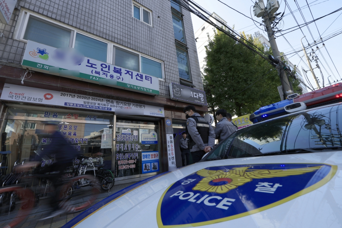 지난달 4일 서울 강동구 천호동의 한 재개발조합 사무실에서 흉기 난동 사건이 발생, 출동한 경찰이 현장을 통제한 채 조사를 하고 있다./사진=뉴스1.