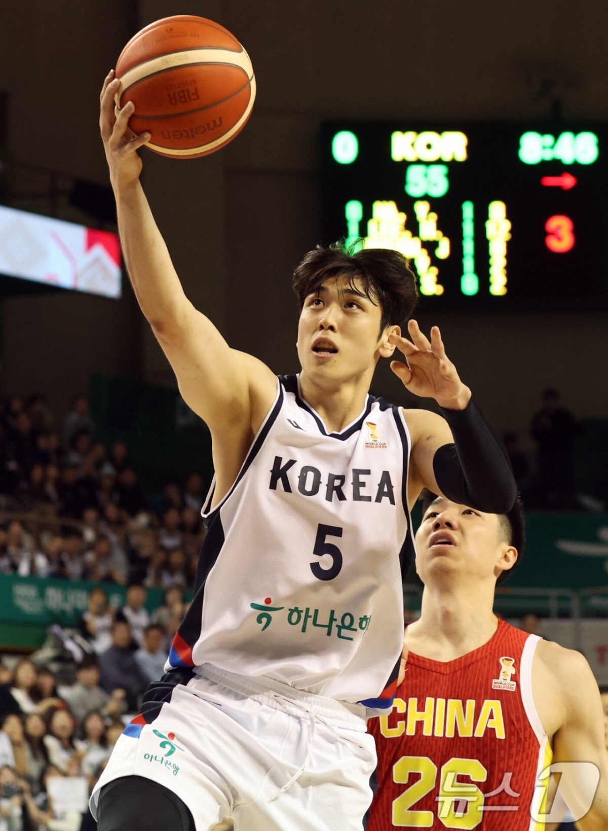 변준형(왼쪽)이 1일 강원도 원주의 원주DB프로미아레나에서 열린 2027 FIBA 농구 월드컵 아시아 예선 1라운드 B조 2차전 경기 중 레이업을 시도하고 있다. /사진=뉴스1