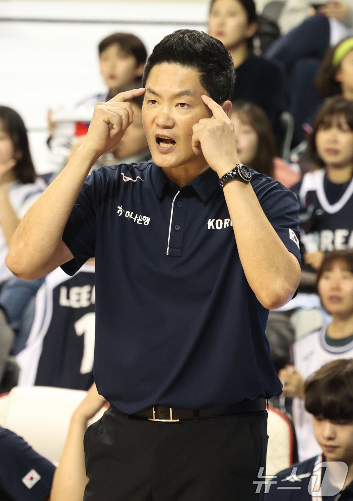 전희철 대한민국 농구 국가대표팀 임시 감독이 1일 강원도 원주의 원주DB프로미아레나에서 열린 2027 FIBA 농구 월드컵 아시아 예선 1라운드 B조 2차전 경기 중 작전 지시하고 있다. /사진=뉴스1