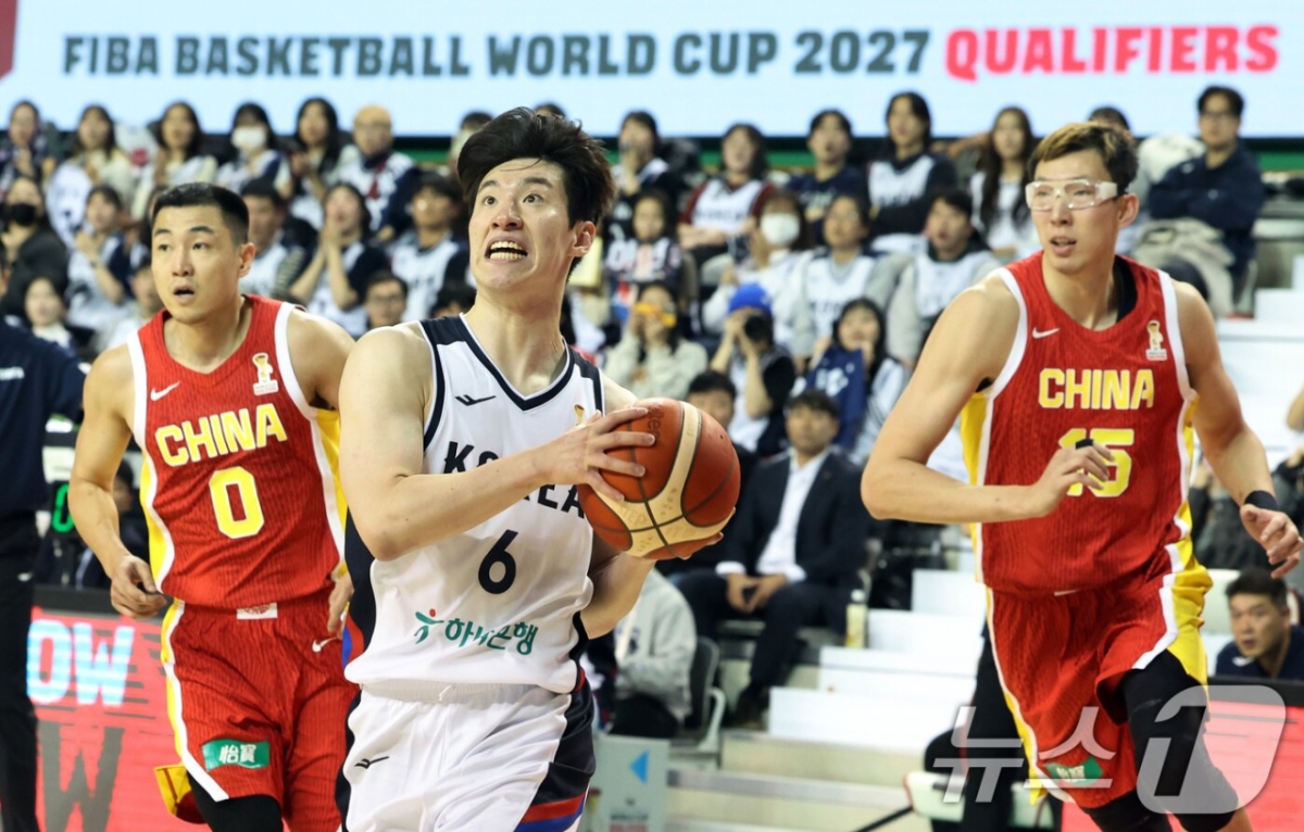 이정현(가운데)이 1일 강원도 원주의 원주DB프로미아레나에서 열린 2027 FIBA 농구 월드컵 아시아 예선 1라운드 B조 2차전 중 중국 수비 사이로 돌파하고 있다. /사진=뉴스1