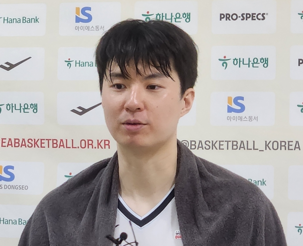 이현중이 중국과 경기 후 믹스드존에서 인터뷰하고 있다. /사진=박건도 기자