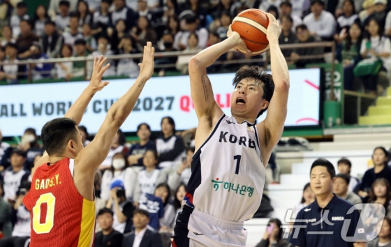 이현중(오른쪽)이 1일 강원도 원주의 원주DB프로미아레나에서 열린 2027 FIBA 농구 월드컵 아시아 예선 1라운드 B조 2차전 도중 슈팅을 날리고 있다. /사진=뉴스1
