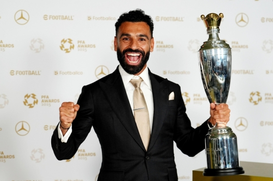 모하메드 살라(리버풀)가 2024~2025시즌 잉글랜드프로축구선수협회(PFA) 올해의 남자 선수상을 받고 환호하고 있다. /사진=잉글랜드프로축구선수협회(PFA) 공식 사회관계망서비스(SNS)