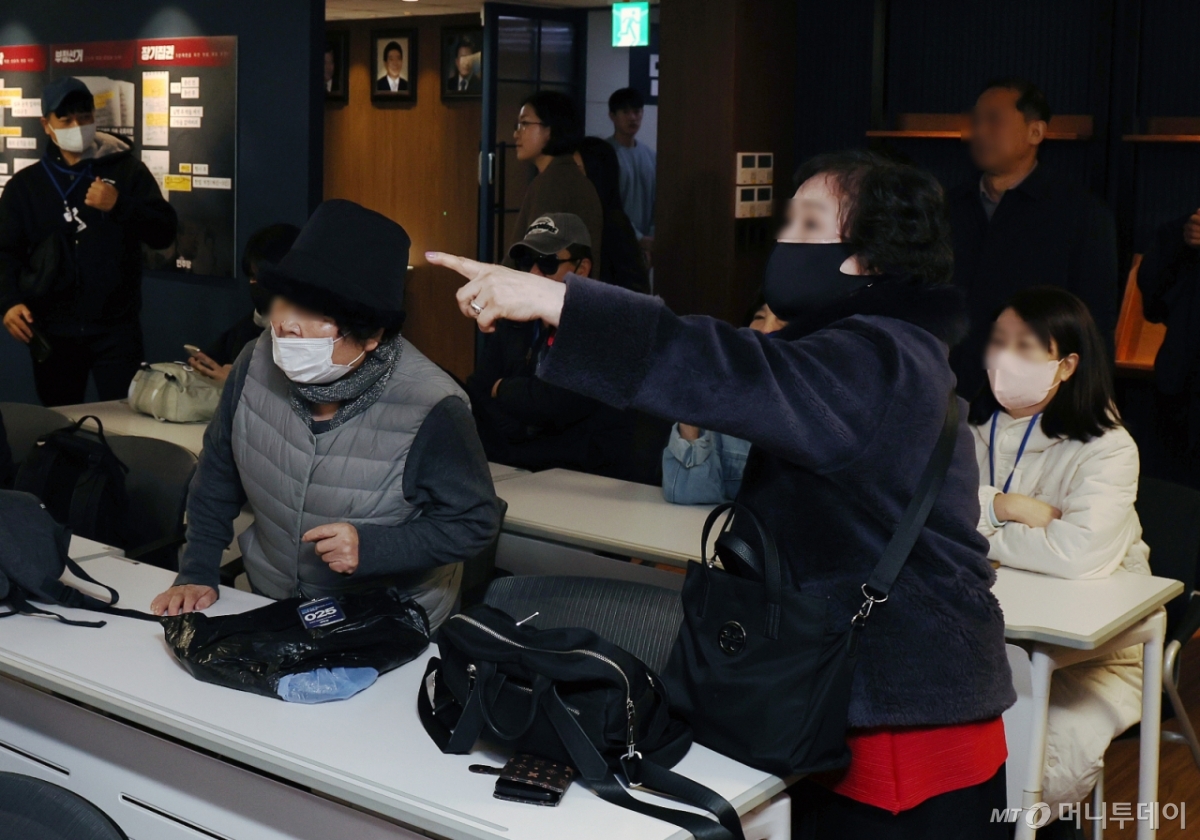 (서울=뉴스1) 구윤성 기자 = 더불어민주당 대의원·전략지역 당원 역할 재정립 태스크포스(TF) 단장인 조승래 의원이 1일 오후 서울 여의도 더불어민주당사 당원존에서 열린 '당원 주권 정당 실현을 위한 제도개선 토론회'에서 일부 당원들이 당사 입장제한에 항의하고 있다. 2025.12.1/뉴스1  Copyright © 뉴스1. All rights reserved. 무단 전재 및 재배포,  AI학습 이용 금지. /사진=(서울=뉴스1) 구윤성 기자